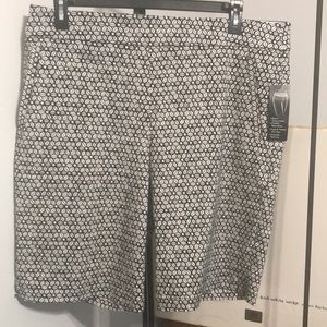 Kim Rogers Black and White Pull-on Bermuda Shorts with Tummy Control. NWT